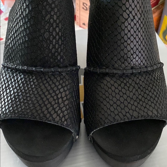 Volatile Black Wedge Shoes with Faux Snakeskin Design size 7 - Picture 5 of 5